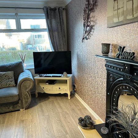 Tudor House - 6 Guests -Off Street Parking -Quiet Location - Secure Garden Wigan Eksteriør bilde