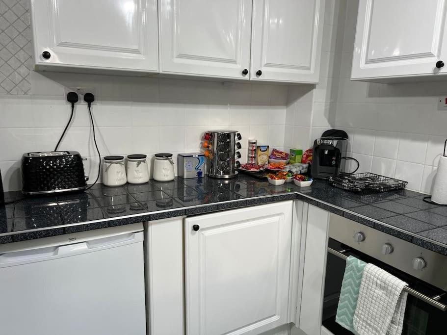 Tudor House - 6 Guests -Off Street Parking -Quiet Location - Secure Garden Wigan Eksteriør bilde