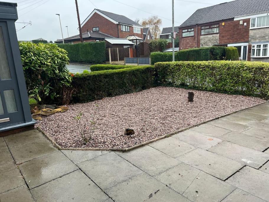 Tudor House - 6 Guests -Off Street Parking -Quiet Location - Secure Garden Wigan Eksteriør bilde