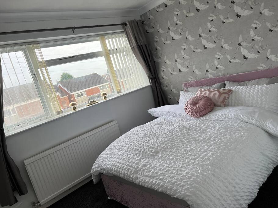 Tudor House - 6 Guests -Off Street Parking -Quiet Location - Secure Garden Wigan Eksteriør bilde