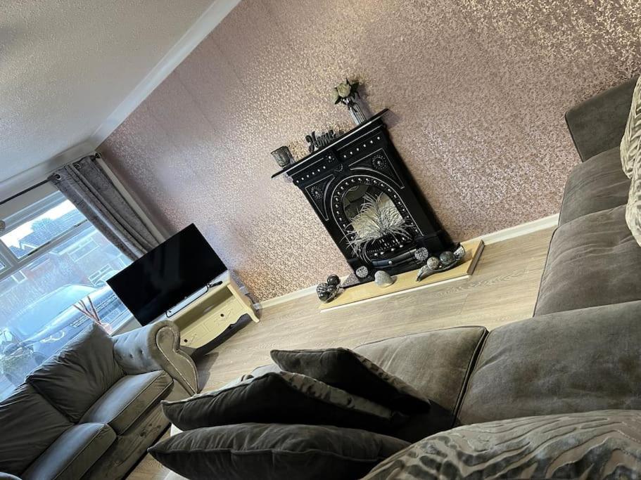 Tudor House - 6 Guests -Off Street Parking -Quiet Location - Secure Garden Wigan Eksteriør bilde