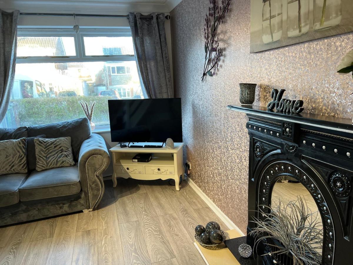 Tudor House - 6 Guests -Off Street Parking -Quiet Location - Secure Garden Wigan Eksteriør bilde