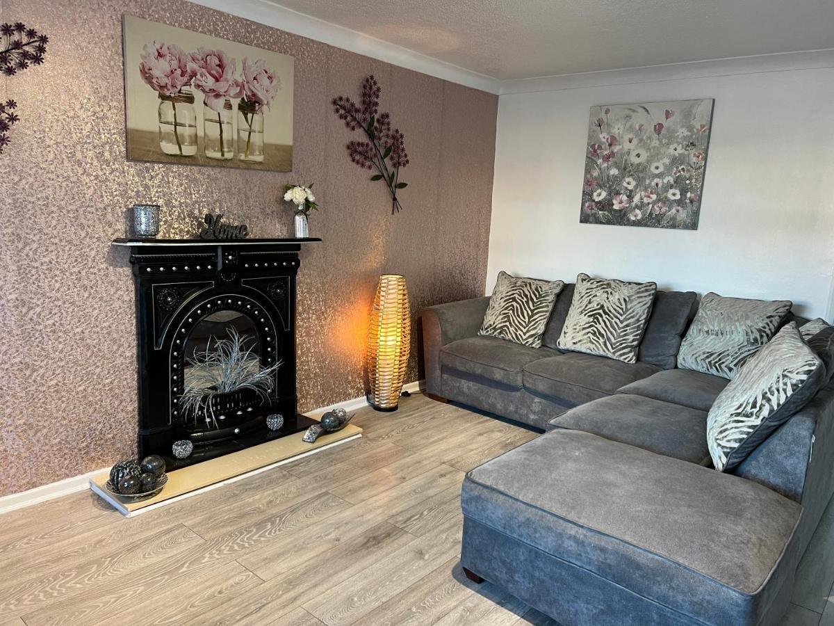 Tudor House - 6 Guests -Off Street Parking -Quiet Location - Secure Garden Wigan Eksteriør bilde
